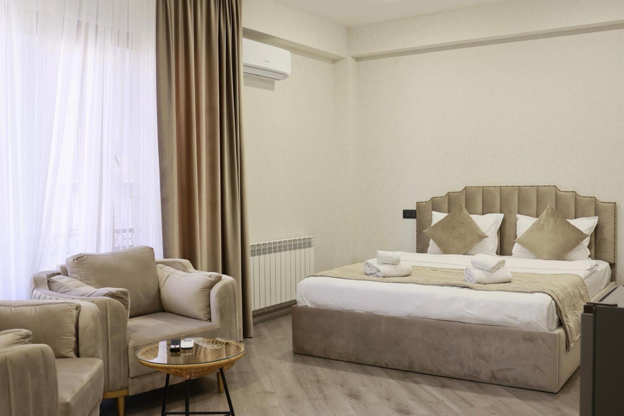 Royal Renaissance Hotel Erevan Esterno foto