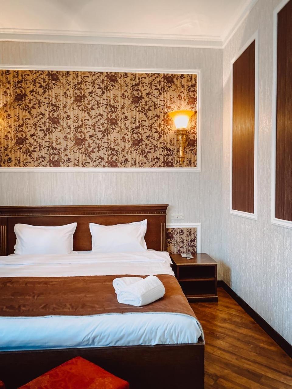 Royal Renaissance Hotel Erevan Esterno foto