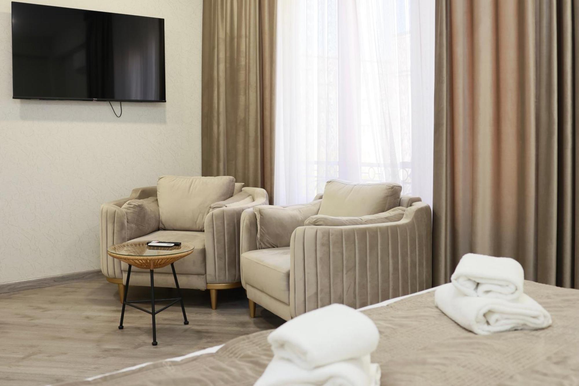 Royal Renaissance Hotel Erevan Esterno foto