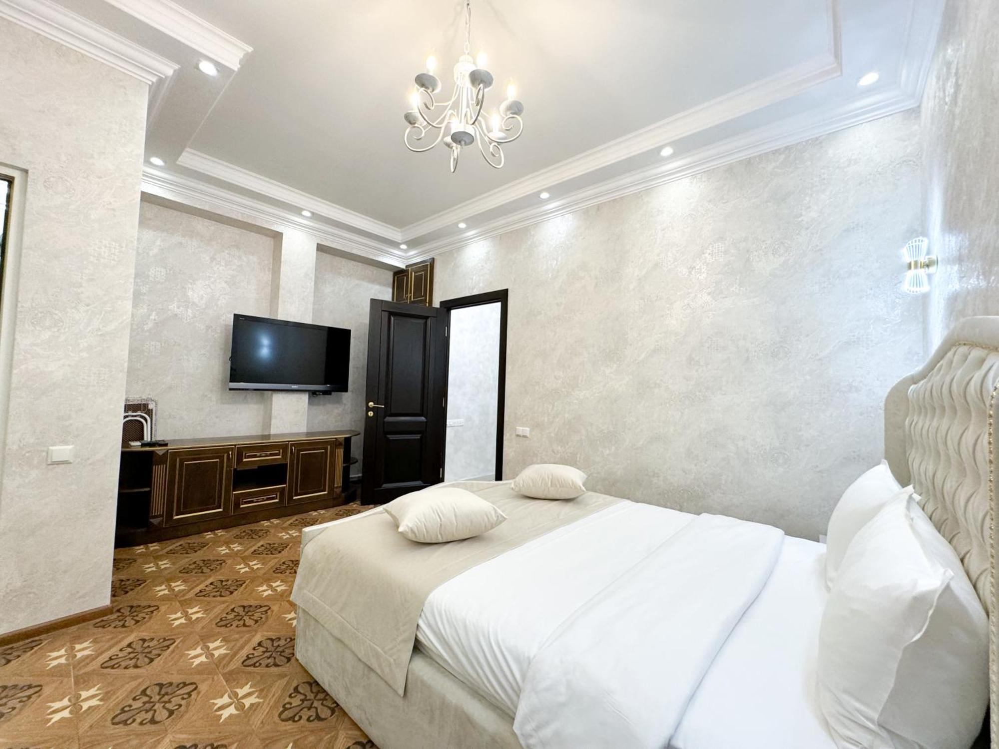 Royal Renaissance Hotel Erevan Esterno foto