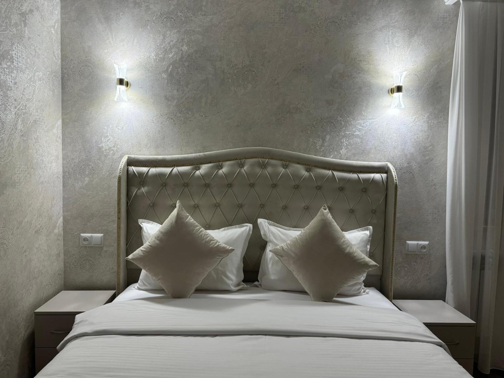 Royal Renaissance Hotel Erevan Esterno foto