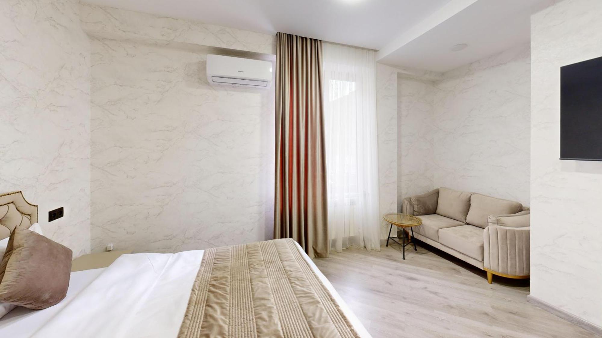 Royal Renaissance Hotel Erevan Esterno foto