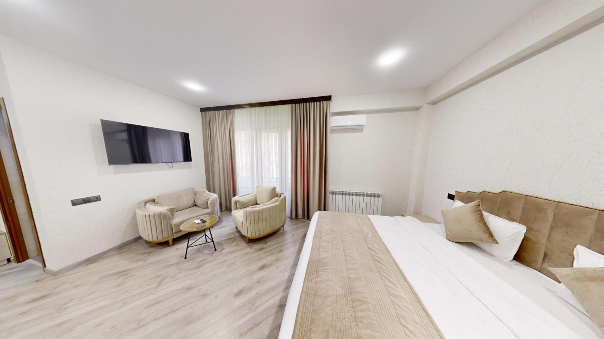 Royal Renaissance Hotel Erevan Esterno foto