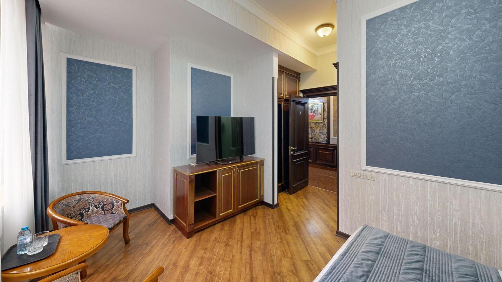 Royal Renaissance Hotel Erevan Esterno foto